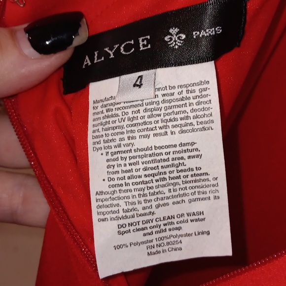 GORGEOUS RED EVENING GOWN - Picture 12 of 16